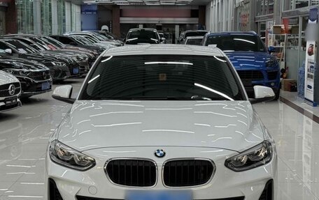 BMW 1 серия, 2022 год, 1 300 000 рублей, 2 фотография