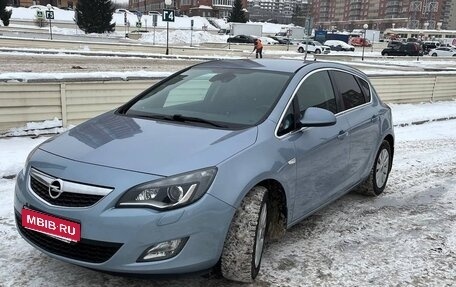 Opel Astra J, 2011 год, 670 000 рублей, 1 фотография