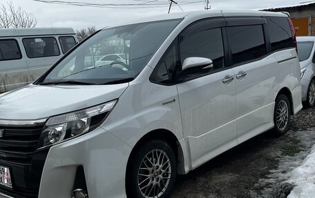 Toyota Noah III, 2016 год, 2 170 000 рублей, 3 фотография