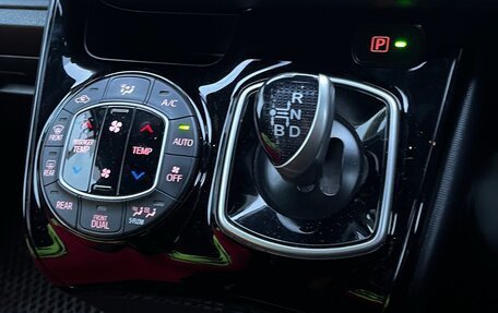 Toyota Noah III, 2016 год, 2 170 000 рублей, 5 фотография