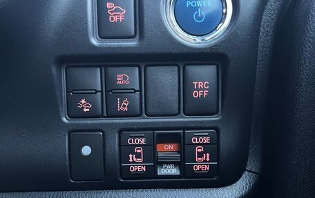 Toyota Noah III, 2016 год, 2 170 000 рублей, 12 фотография