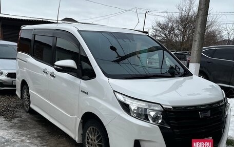Toyota Noah III, 2016 год, 2 170 000 рублей, 2 фотография
