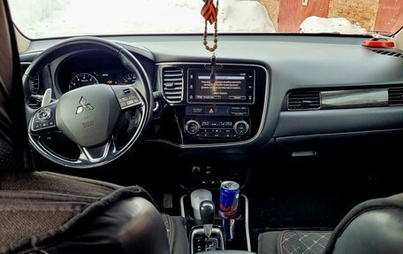 Mitsubishi Outlander III рестайлинг 3, 2017 год, 2 950 000 рублей, 13 фотография