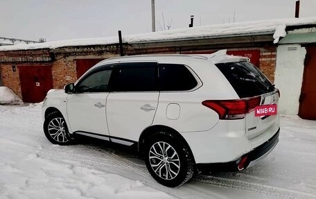 Mitsubishi Outlander III рестайлинг 3, 2017 год, 2 950 000 рублей, 6 фотография