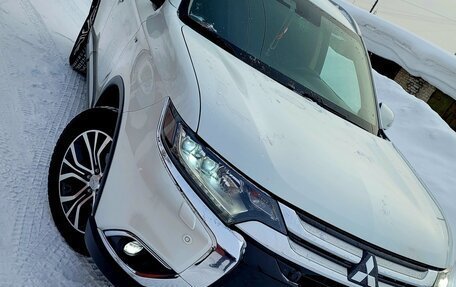 Mitsubishi Outlander III рестайлинг 3, 2017 год, 2 950 000 рублей, 15 фотография