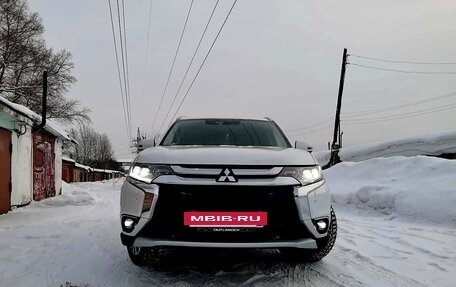 Mitsubishi Outlander III рестайлинг 3, 2017 год, 2 950 000 рублей, 11 фотография
