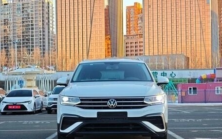 Volkswagen Tiguan II, 2022 год, 2 020 000 рублей, 1 фотография