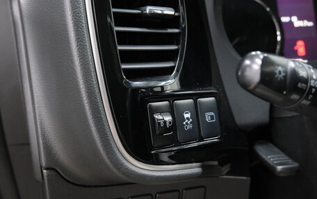 Mitsubishi Outlander III рестайлинг 3, 2015 год, 2 099 000 рублей, 10 фотография