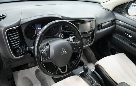 Mitsubishi Outlander III рестайлинг 3, 2015 год, 2 099 000 рублей, 12 фотография