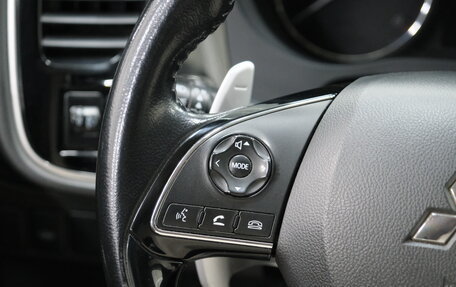 Mitsubishi Outlander III рестайлинг 3, 2015 год, 2 099 000 рублей, 15 фотография