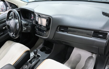 Mitsubishi Outlander III рестайлинг 3, 2015 год, 2 099 000 рублей, 22 фотография