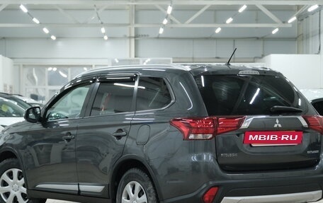 Mitsubishi Outlander III рестайлинг 3, 2015 год, 2 099 000 рублей, 5 фотография