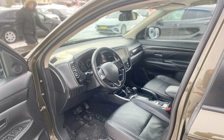 Mitsubishi Outlander III рестайлинг 3, 2018 год, 1 900 000 рублей, 8 фотография