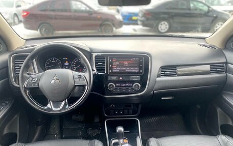 Mitsubishi Outlander III рестайлинг 3, 2018 год, 1 900 000 рублей, 10 фотография