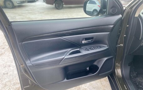 Mitsubishi Outlander III рестайлинг 3, 2018 год, 1 900 000 рублей, 11 фотография