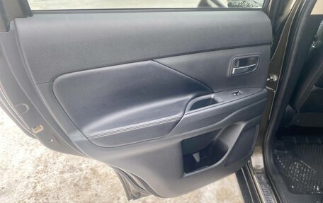 Mitsubishi Outlander III рестайлинг 3, 2018 год, 1 900 000 рублей, 13 фотография