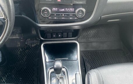 Mitsubishi Outlander III рестайлинг 3, 2018 год, 1 900 000 рублей, 19 фотография