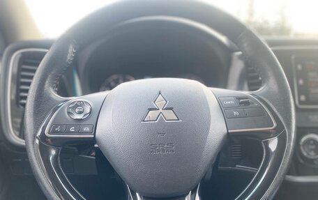 Mitsubishi Outlander III рестайлинг 3, 2018 год, 1 900 000 рублей, 24 фотография