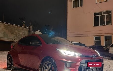 Toyota Yaris, 2022 год, 4 500 000 рублей, 2 фотография