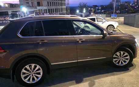 Volkswagen Tiguan II, 2018 год, 2 300 000 рублей, 2 фотография