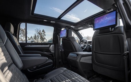 Cadillac Escalade V, 2024 год, 19 000 000 рублей, 14 фотография