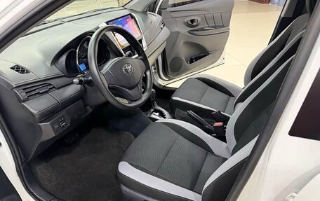 Toyota Yaris, 2022 год, 1 140 000 рублей, 8 фотография