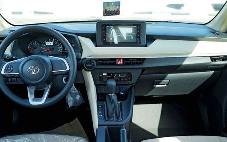 Toyota Yaris, 2025 год, 2 400 000 рублей, 8 фотография