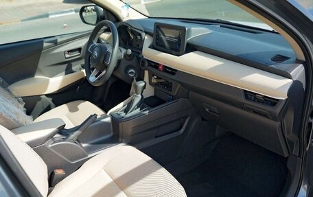 Toyota Yaris, 2025 год, 2 400 000 рублей, 6 фотография