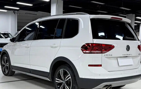 Volkswagen Touran III, 2021 год, 1 899 123 рублей, 7 фотография