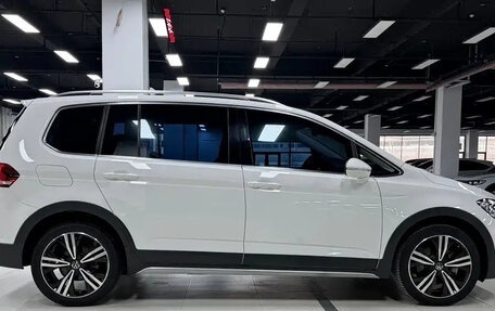 Volkswagen Touran III, 2021 год, 1 899 123 рублей, 4 фотография