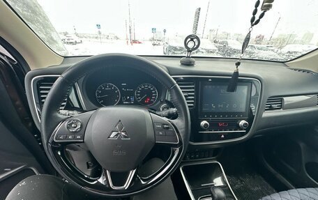 Mitsubishi Outlander III рестайлинг 3, 2021 год, 2 799 000 рублей, 8 фотография