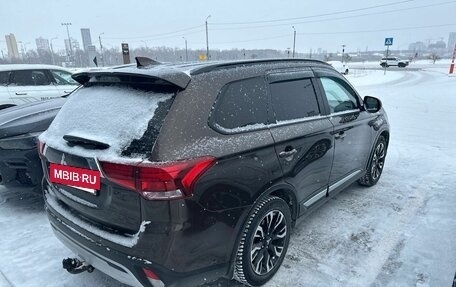 Mitsubishi Outlander III рестайлинг 3, 2021 год, 2 799 000 рублей, 4 фотография