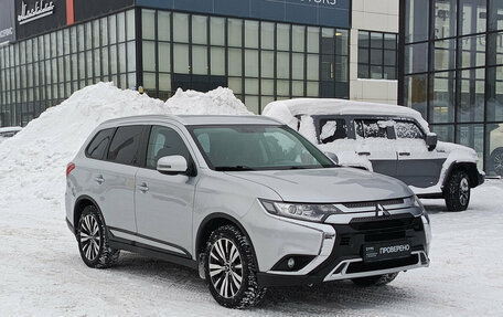 Mitsubishi Outlander III рестайлинг 3, 2021 год, 2 600 000 рублей, 3 фотография