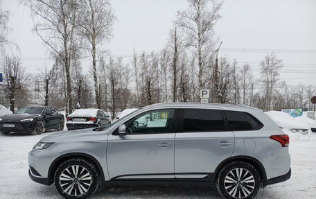 Mitsubishi Outlander III рестайлинг 3, 2021 год, 2 600 000 рублей, 8 фотография