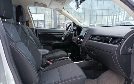 Mitsubishi Outlander III рестайлинг 3, 2021 год, 2 600 000 рублей, 11 фотография