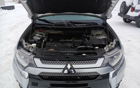 Mitsubishi Outlander III рестайлинг 3, 2021 год, 2 600 000 рублей, 9 фотография