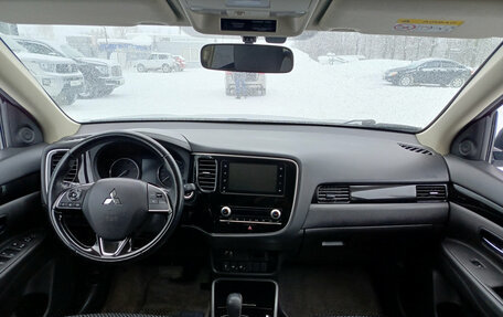 Mitsubishi Outlander III рестайлинг 3, 2021 год, 2 600 000 рублей, 14 фотография