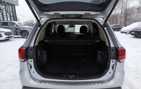 Mitsubishi Outlander III рестайлинг 3, 2021 год, 2 600 000 рублей, 10 фотография