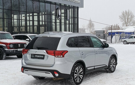 Mitsubishi Outlander III рестайлинг 3, 2021 год, 2 600 000 рублей, 5 фотография