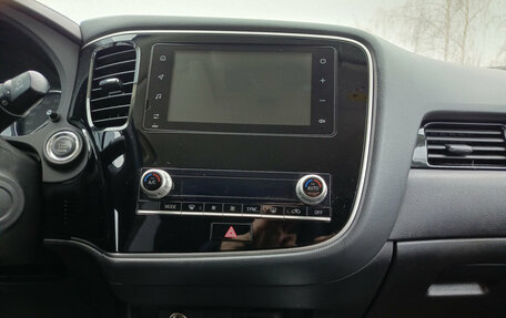 Mitsubishi Outlander III рестайлинг 3, 2021 год, 2 600 000 рублей, 15 фотография