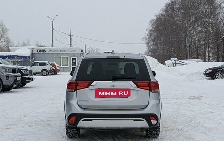 Mitsubishi Outlander III рестайлинг 3, 2021 год, 2 600 000 рублей, 6 фотография