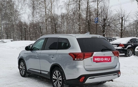 Mitsubishi Outlander III рестайлинг 3, 2021 год, 2 600 000 рублей, 7 фотография