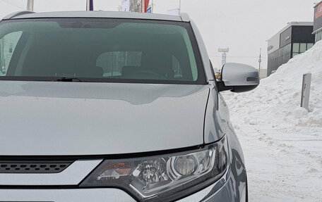 Mitsubishi Outlander III рестайлинг 3, 2021 год, 2 600 000 рублей, 17 фотография