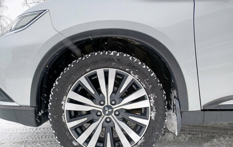 Mitsubishi Outlander III рестайлинг 3, 2021 год, 2 600 000 рублей, 18 фотография