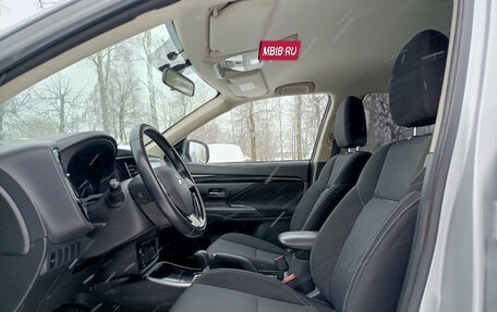 Mitsubishi Outlander III рестайлинг 3, 2021 год, 2 600 000 рублей, 16 фотография