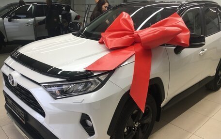 Toyota RAV4, 2021 год, 3 300 000 рублей, 5 фотография