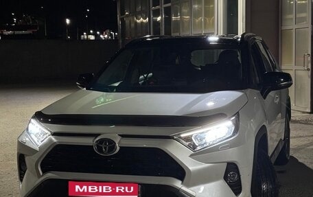 Toyota RAV4, 2021 год, 3 300 000 рублей, 2 фотография