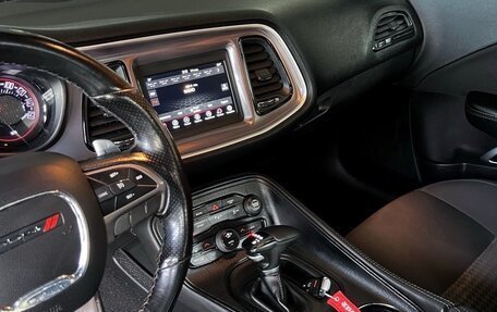 Dodge Challenger III рестайлинг 2, 2019 год, 4 950 000 рублей, 5 фотография