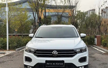 Volkswagen T-Roc I, 2023 год, 1 700 000 рублей, 2 фотография