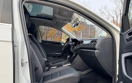 Volkswagen T-Roc I, 2023 год, 1 700 000 рублей, 20 фотография